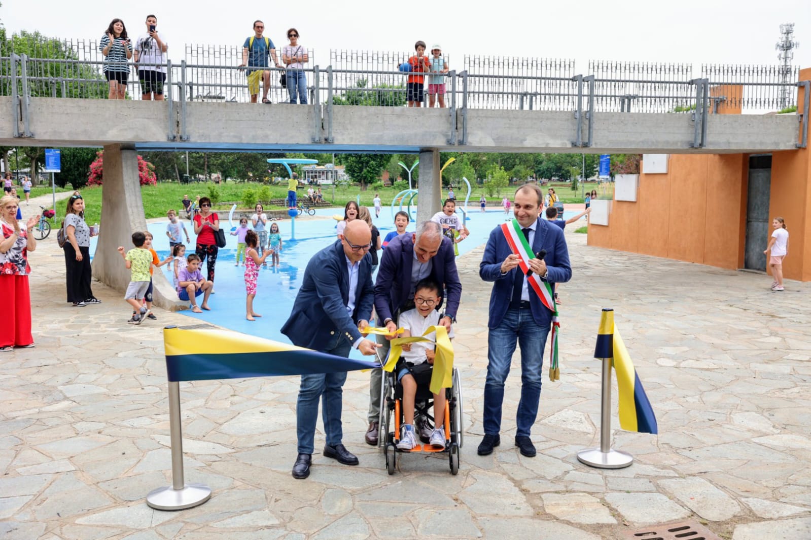 Giochi d’acqua, nuovi spazi per la pratica sportiva e la socializzazione: inaugurato il rinnovato Parco di Vittorio, riqualificato con fondi Pon Metro React-EU